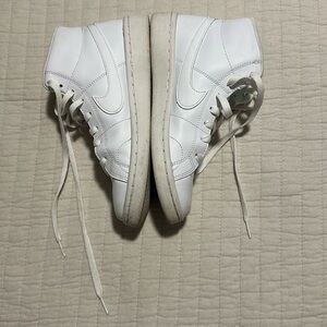 Nike court royals 2 size 7
Only worn handful of times
